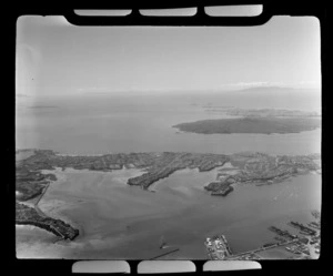 Shaol Bay, Northcote (left), Bayswater, and Devonport Naval Base, Auckland