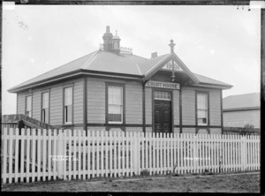 Raglan courthouse, 1910 - Photograph taken by Gilmour Brothers