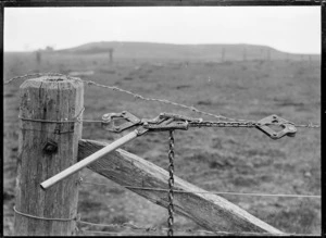 Hays wire strainer on fence