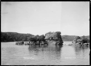 Te Pipipi Rocks, Raglan Harbour, 1910 - Photograph taken by Gilmour Brothers