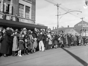 Crowd awaiting the Coronation procession, Christchurch