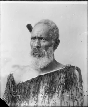 Maori man wearing korowai
