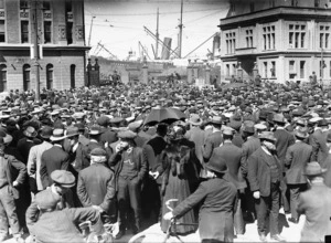 Crowd at Queens Wharf, Wellington, during the 1913 Waterfront Strike