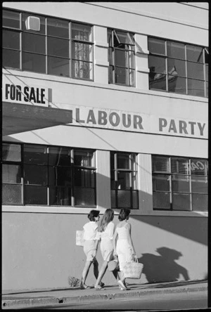 'For sale' notice on the Labour Party headquarters building, Vivian Street, Wellington - Photograph taken by Phil Reid