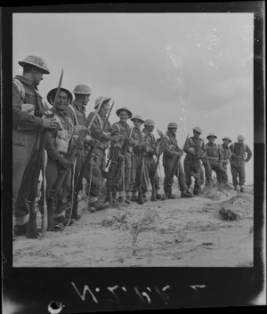 Members of 28 (Maori) Battalion in battle order, Sirte, Libya