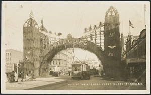 [Postcard]. Visit of the American fleet, Queen St arch. C.B & Co Ltd. Real photograph by Ernest de Tourret, Whangarei, N.Z. [1908?]