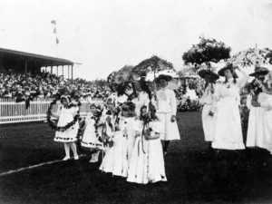 Girls at a floral carnival in Wellington, raising funds to send soldiers to the South African War