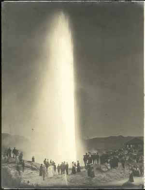 Creator unknown : Wairoa Geyser at Whakarewarewa, Rotorua