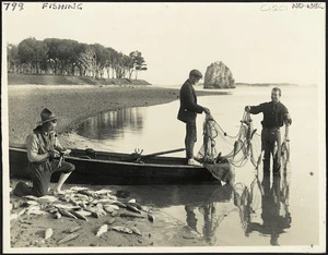 Northwood Brothers, 1910-1919 (Firm) : Photograph of fishermen at Houhora Harbour, Northland
