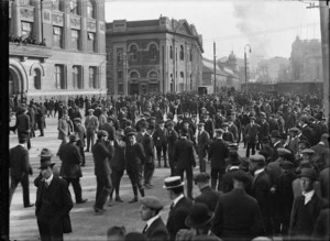 Crowd on Waterloo Quay, Wellington, during the 1913 Waterfront Strike