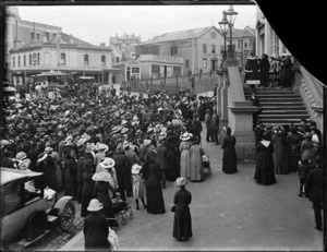 Crowd in front of the Dunedin Town Hall awaiting the arrival of the visiting Governor General Lord Liverpool