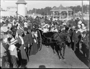 Miss Symonds, driving through the crowd in a gig decorated with flowers, New Zealand International Exhibition of 1906-1907, Christchurch