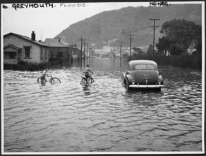 Inkster, Lawrence Andrew, d 1955? : Photograph of flooding in a Greymouth street