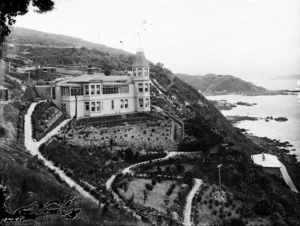 Large house and garden in Karaka Bay, Wellington