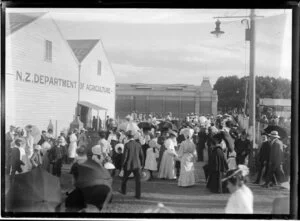 Crowds outside the NZ Department of Agriculture hall, New Zealand International Exhibition, Christchurch
