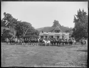 Hunt lining up at Omaranui [i.e. Omarunui], the house of William Kinross White, Hawkes Bay