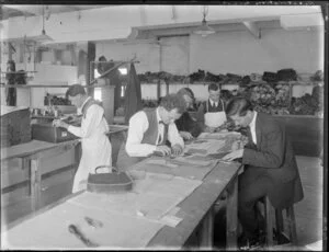 Leatherworking as rehabilitation for veterans after the Great War