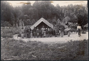 Unidentified Maori group at Te Umuroa