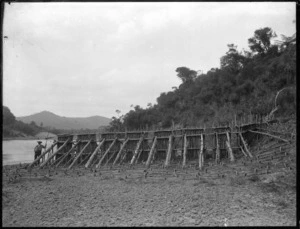 Eel or fish weir at Pungarehu, on the banks of the Whanganui River