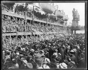Soldiers on an unidentified ship throwing streamers down to the crowds on the wharf, World War One