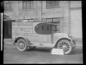 H Donald, Baker, Nash van supplied by J Bath & Sons, Invercargill