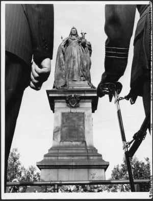 Empire Day photo of Queen Victoria statue, Cambridge Terrace, Wellington