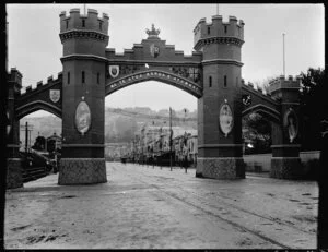 Government arch, Lambton Quay, erected for the visit of the Duke and Duchess of Cornwall and York, 1901