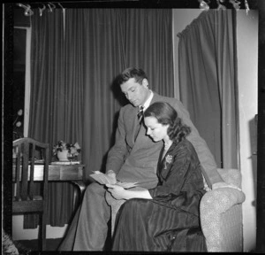 Sir Laurence Olivier and Vivien Leigh reading a letter