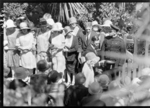 Royal walkabout, Duke & Duchess of York's royal tour, 1927