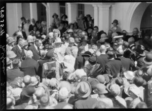 Crowd scene, Duke & Duchess of York's royal tour, 1927