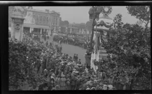 Crowd & charabancs, c.1918-1919