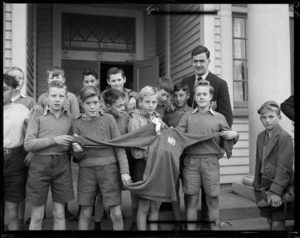 British rugby player Jeff Butterfield with a group of boys at Te Aro School, Wellington