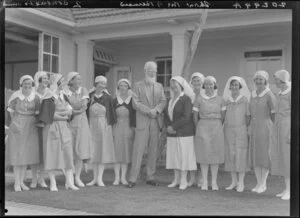 George Bernard Shaw with nurses, Wellington