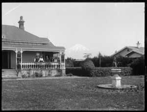 Whitiora house and garden, Regan St, Stratford