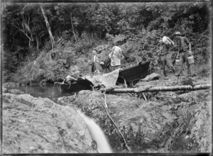 Men with a scow beside the Waipapa River, near Rangiahua, 1918