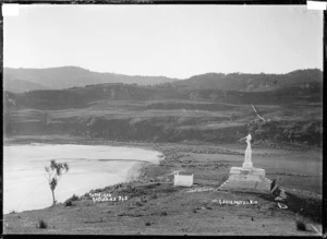 Monument to Tuaiwa Ngatipare overlooking bay at Patikirau, Raglan Harbour, 1910 - Photograph taken by Gilmour Brothers