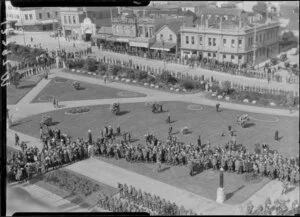 Crowd & soldiers lining road in Parliament grounds & Molesworth St., Wellington