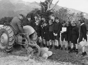 Ralph Jackson showing Hutt Valley Intermediate School children how to use a plough