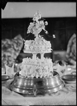 Wedding cake for the marriage of Phyllis Godber and Cecil Hartwig, at Silverstream, 1932