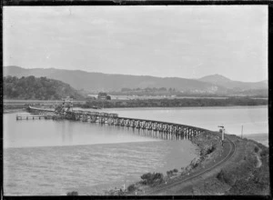 Railway bridge over the Hatea River at Port Whangarei, 1923.