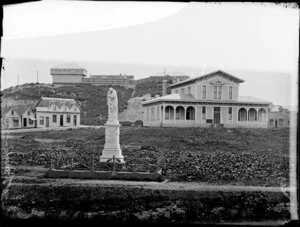 Street view of Rutland's stockade, memorial statue, the court house and the Albion Hotel, Wanganui district