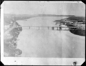 Looking south of the Whanganui River, Victoria Avenue bridge