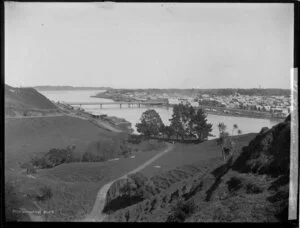Looking south, Whanganui River, Victoria Avenue bridge and town