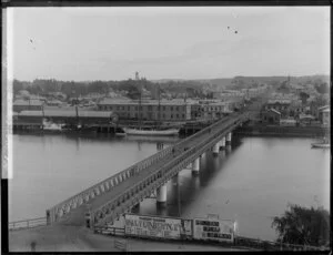 Looking across the Victoria Avenue bridge towards Taupo Quay, Whanganui