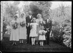 Wedding group at the marriage of Phyllis Godber and Cecil Hartwig, at Silverstream, 1932