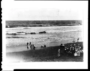 Large group of mainly children on Kaiti Beach, Gisborne