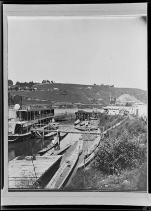 Wharf with steamer and small boats; Durie Hill in the background, Whanganui