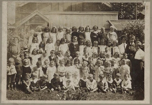 Children and staff of the Wellington Free Kindergarten