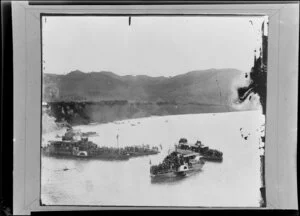 Webb vs Arnst sculling race, Whanganui River, includes paddle steamers with spectators - Photograph taken by Frank James Denton