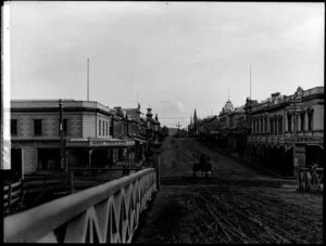 Victoria Avenue, looking up the Avenue from the bridge, Whanganui